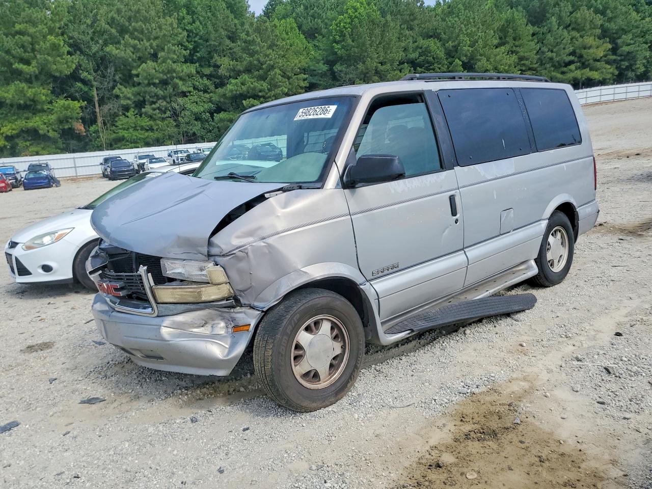 2000 GMC Safari, VIN 1GKDM19W9YB538784 — Front end