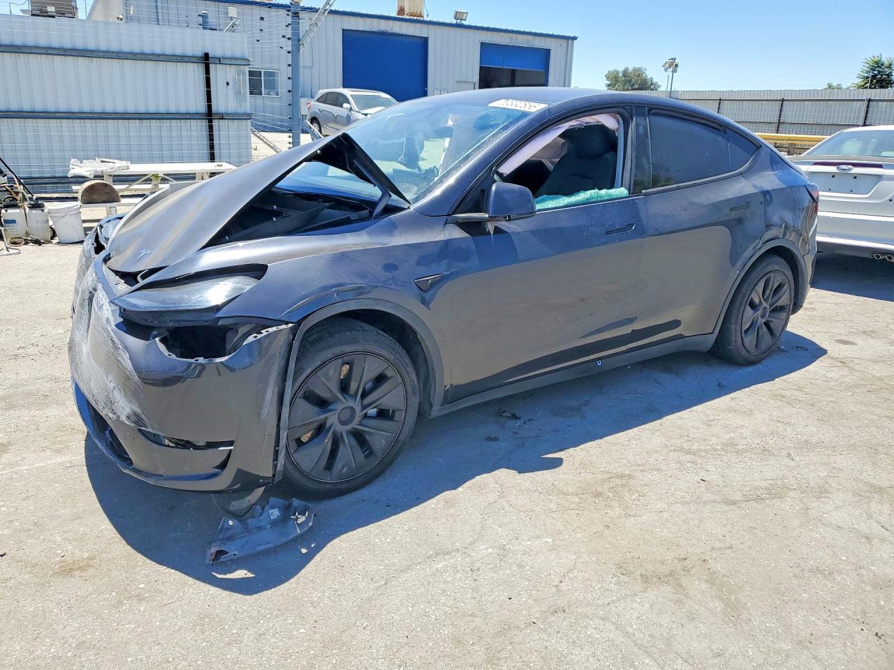 2025 Tesla Model Y Long Range, VIN 7SAYGDED7SF240686 — Front end