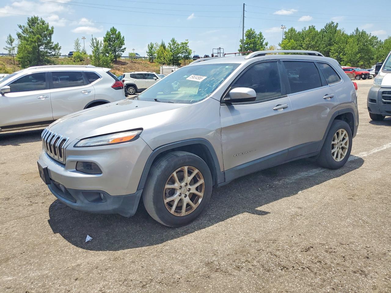 2017 Jeep Cherokee Latitude, VIN 1C4PJLCB5HW650994 — Front end