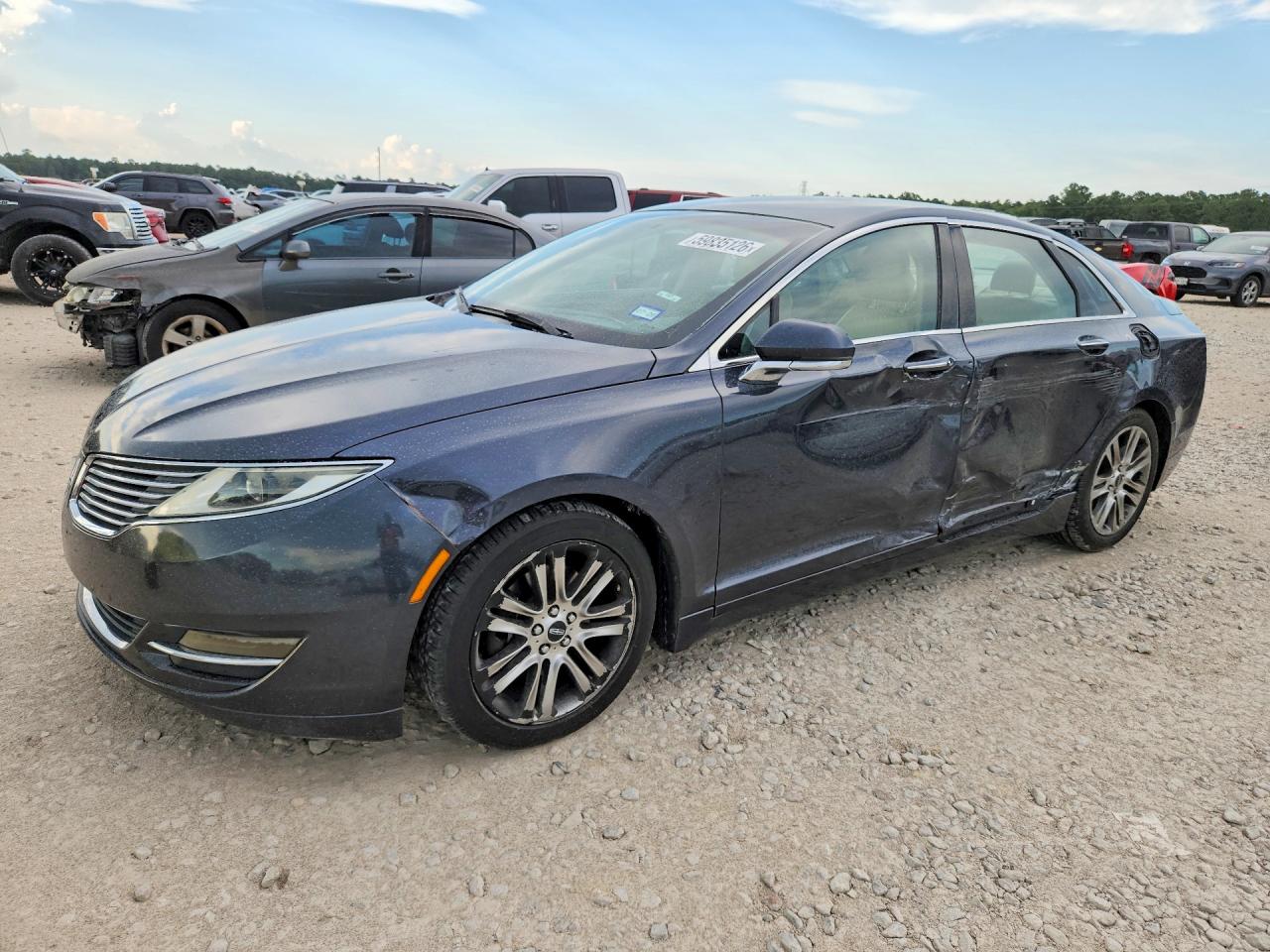 2013 Lincoln MKZ, VIN 3LN6L2G92DR818672 — Side