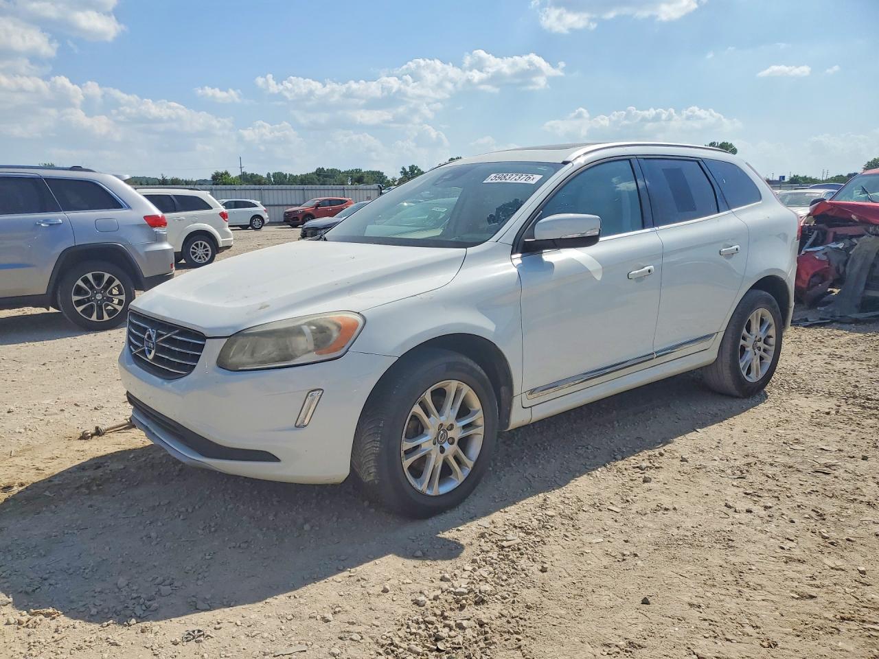 2016 Volvo XC60 T5 Drive-E Premier, VIN YV440MDK1G2781417 — Rear end