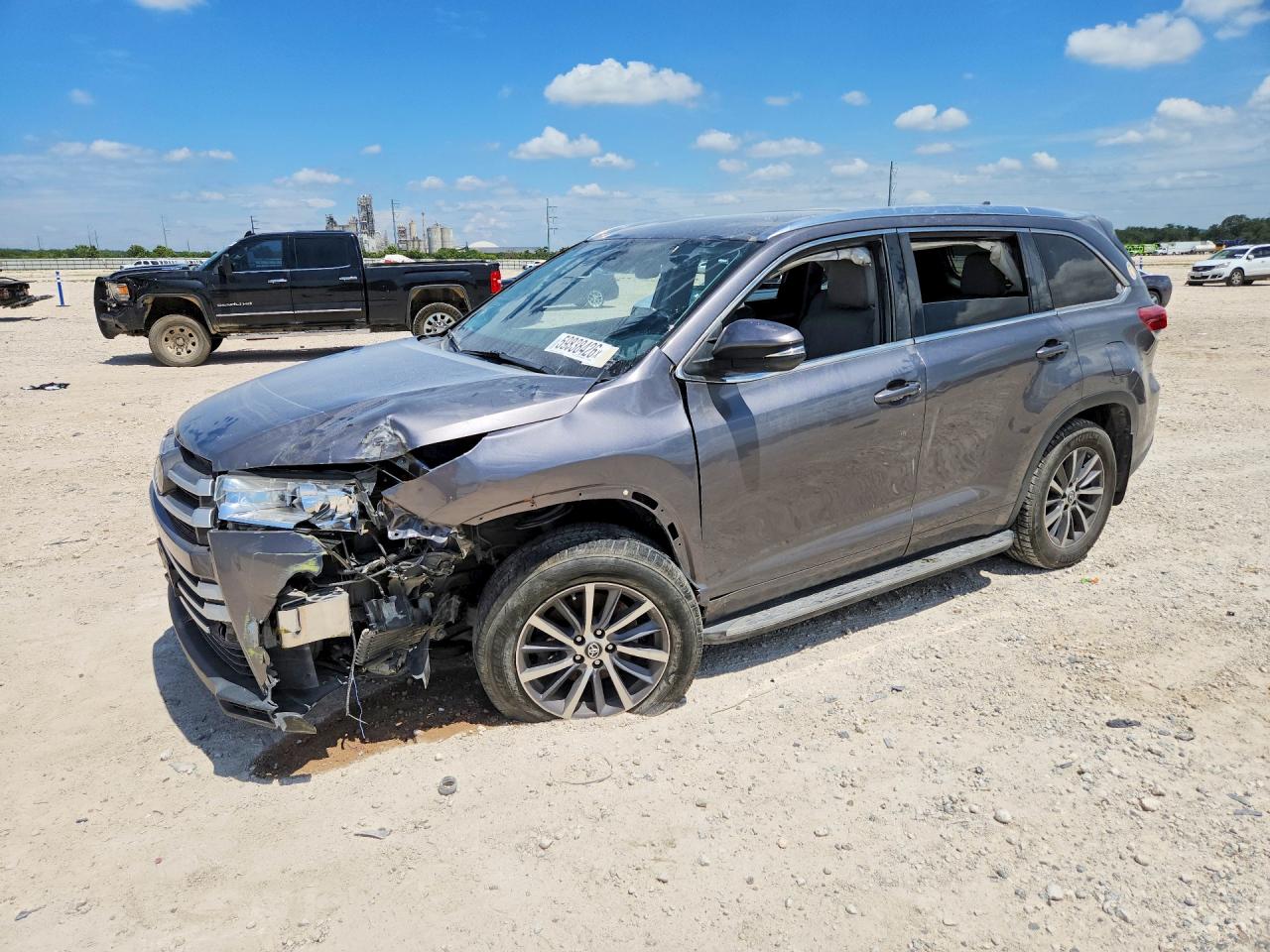 2018 Toyota Highlander XLE, VIN 5TDKZRFHXJS549736 — Front end