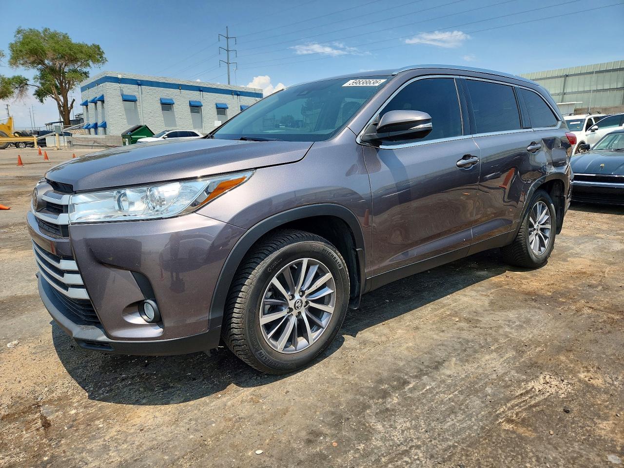 2019 Toyota Highlander XLE, VIN 5TDJZRFH6KS581595 — Side
