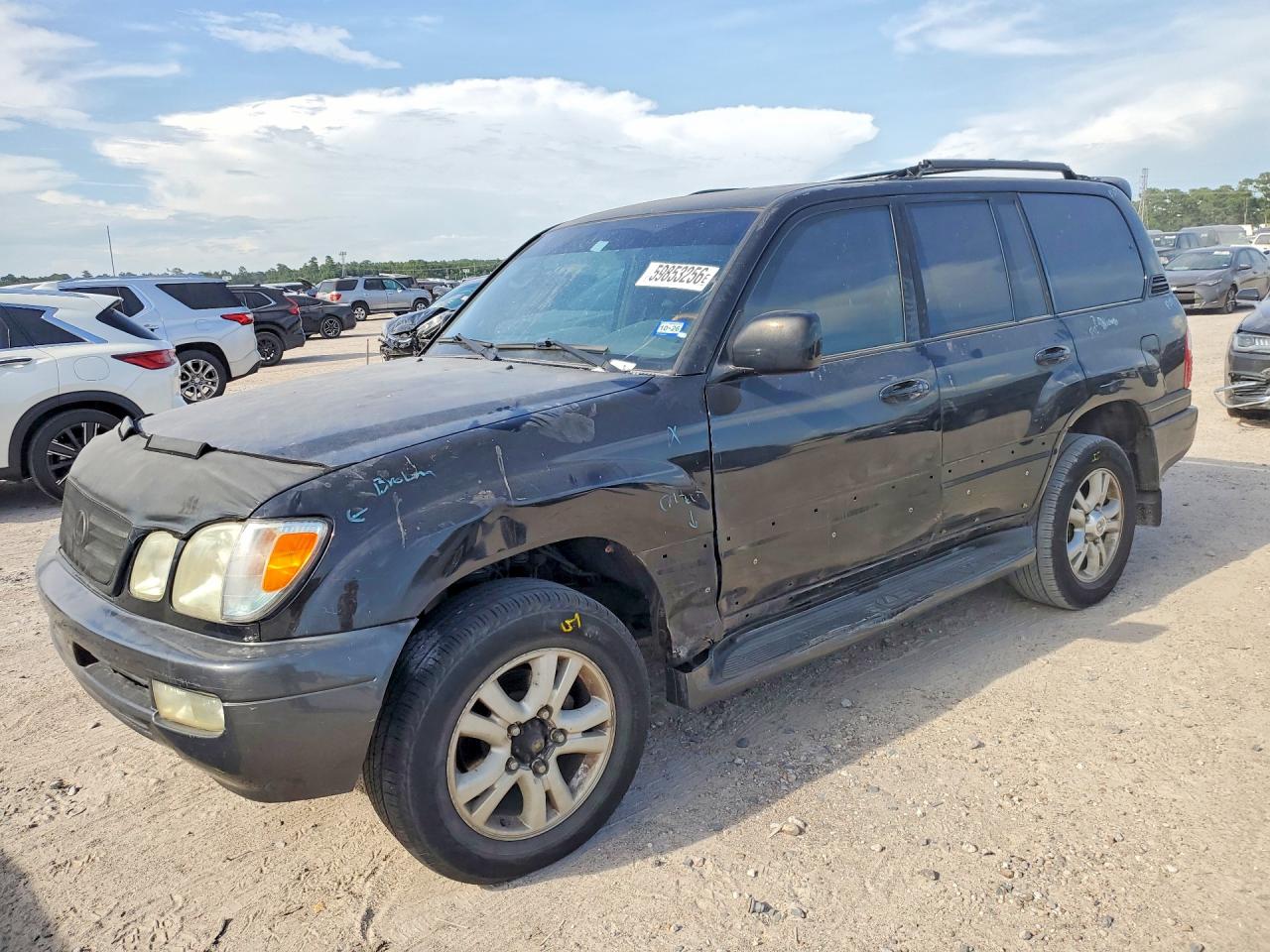 2005 Lexus LX 470, VIN JTJHT00W753555268 — Side