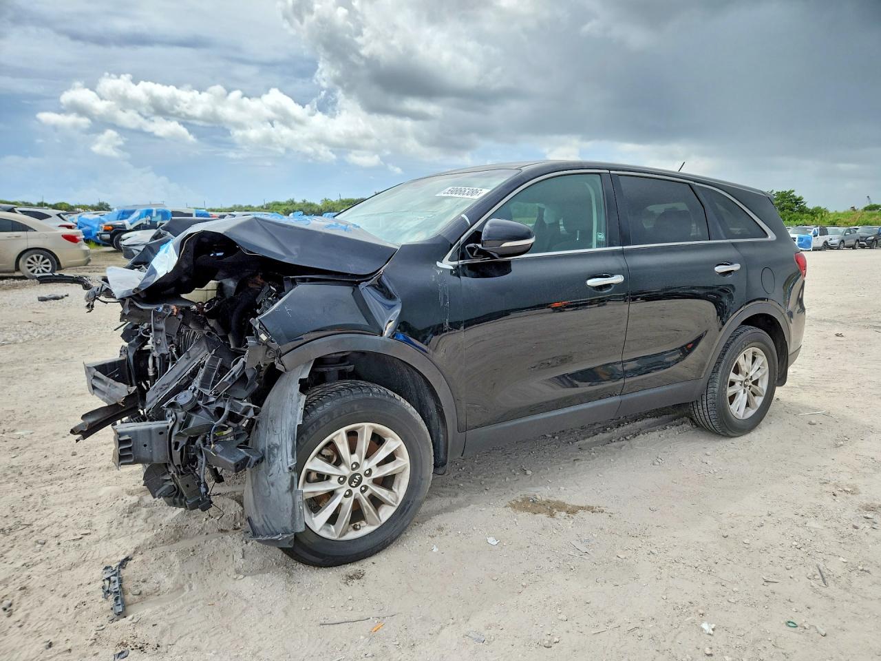 2019 Kia Sorento L, VIN 5XYPG4A35KG569496 — Front end