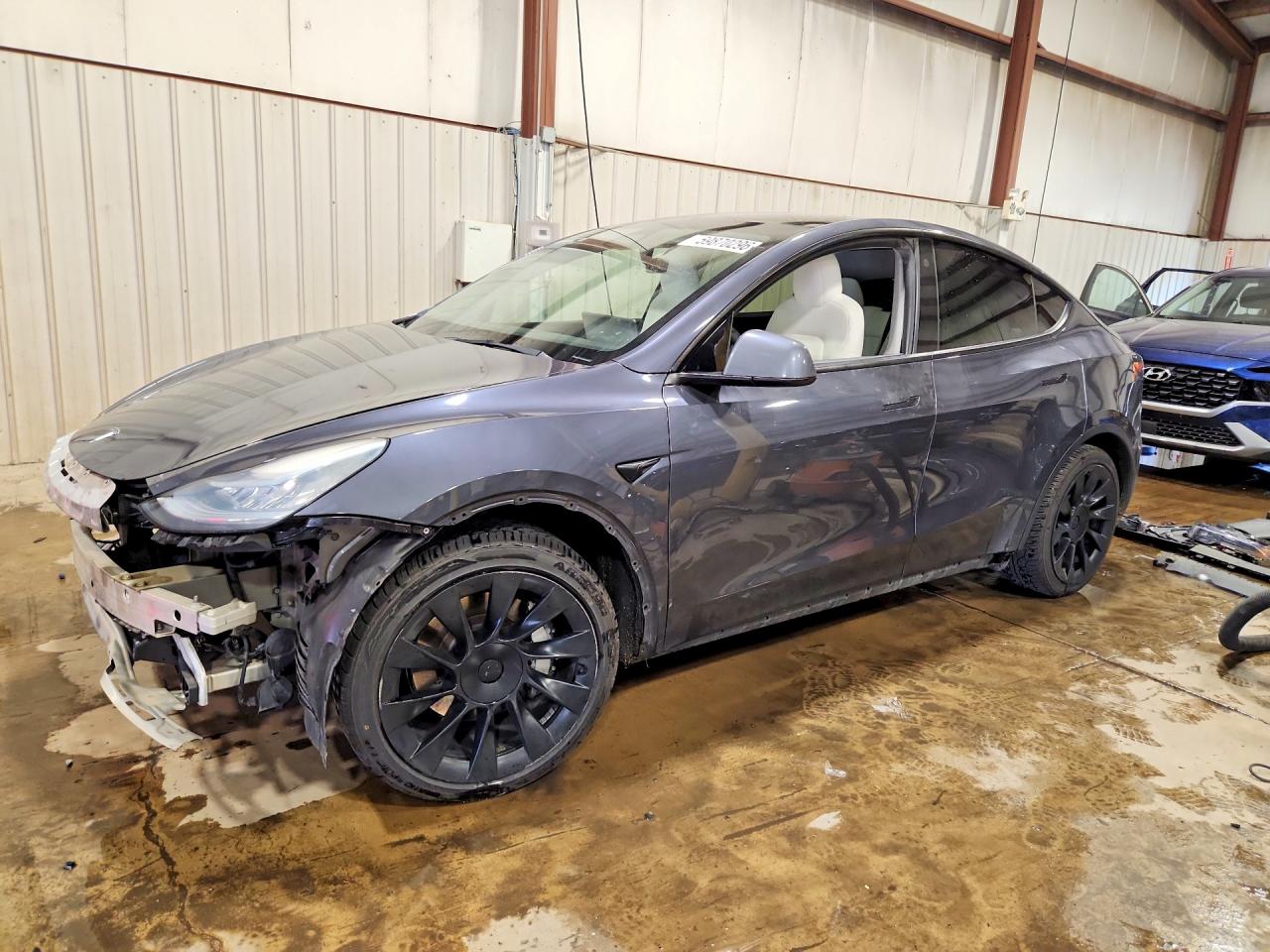 2021 Tesla Model Y Long Range, VIN 5YJYGAEE4MF193219 — Front end