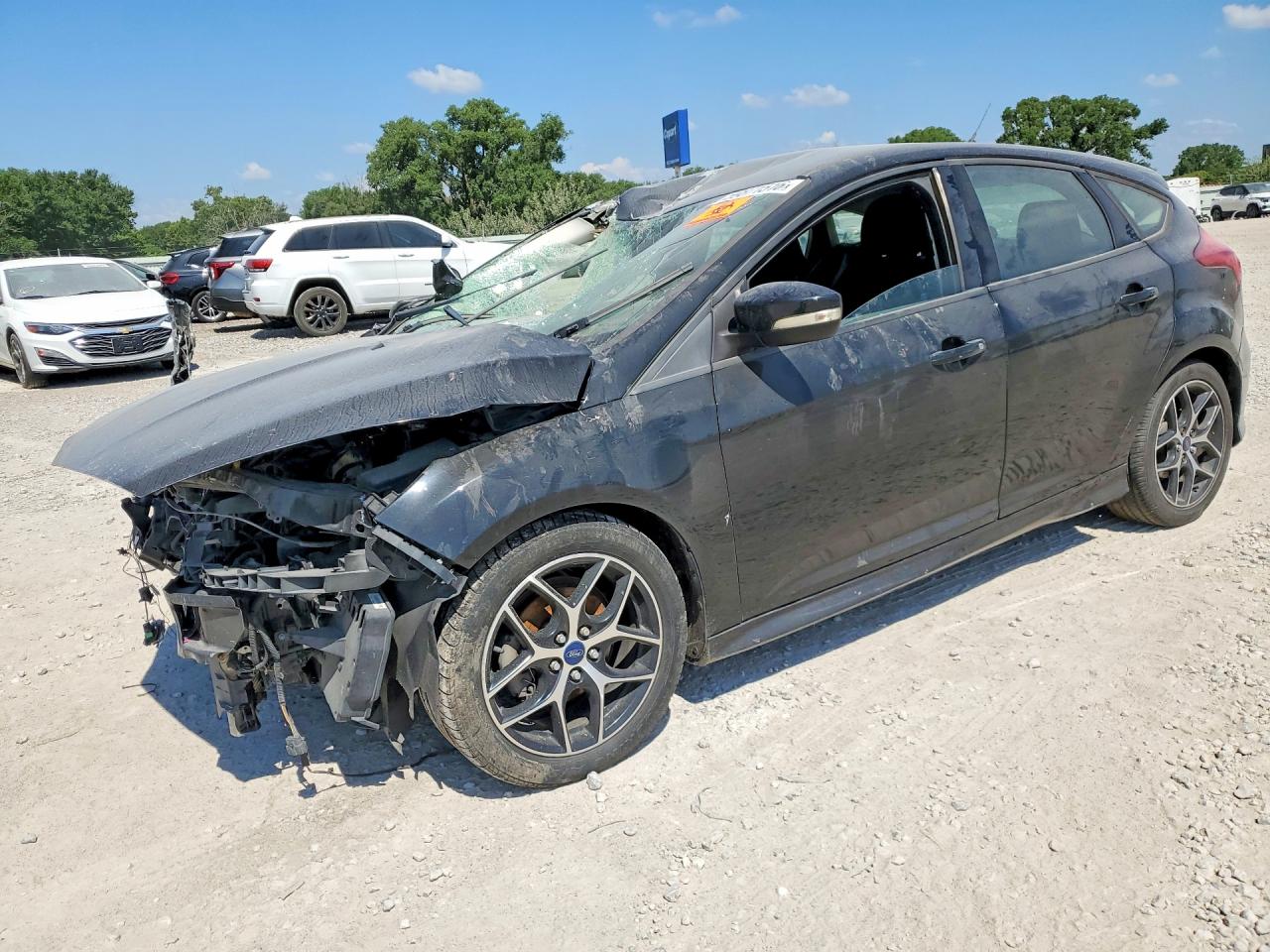 2015 Ford Focus SE, VIN 1FADP3K29FL210655 — Front end