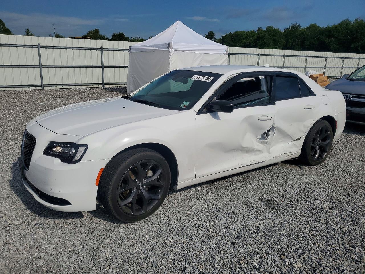 2023 Chrysler 300 Touring, VIN 2C3CCAAG0PH664864 — Бок