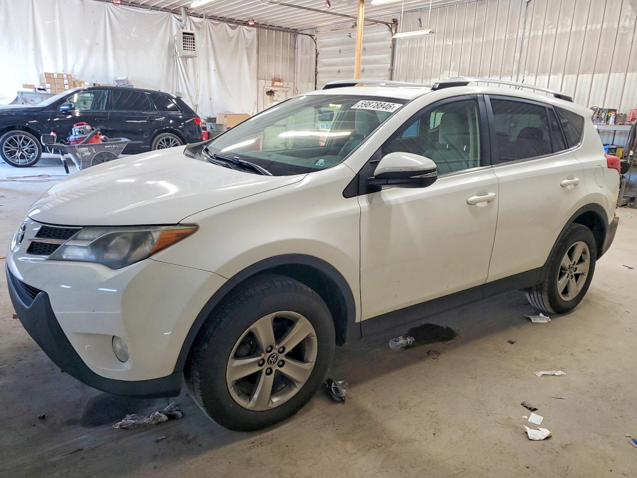 2015 Toyota RAV4 XLE, VIN JTMRFREV3FD102408 — Minor dents and scratches