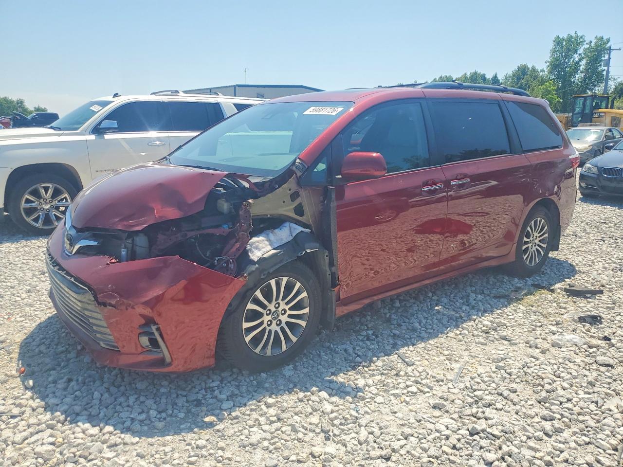 2018 Toyota Sienna XLE, VIN 5TDYZ3DCXJS904807 — Front end