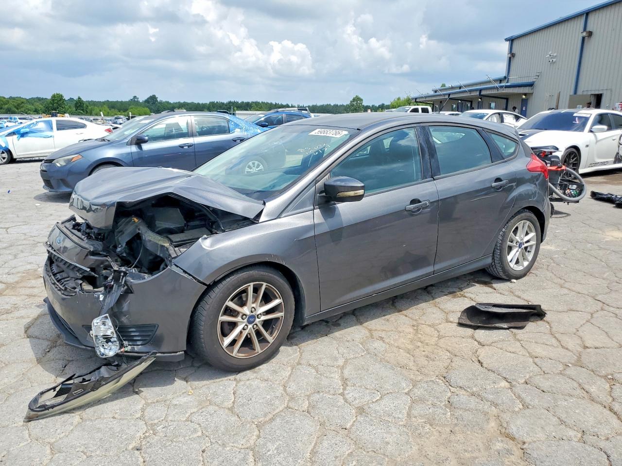 2016 Ford Focus SE, VIN 1FADP3K29GL255726 — Front end