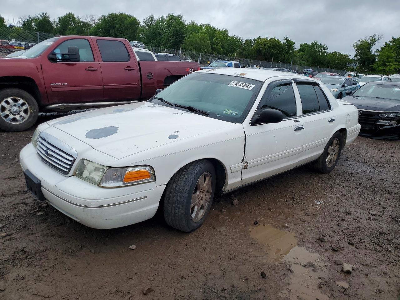 2005 Ford Crown Victoria LX, VIN 2FAHP74W65X156015 — Front end