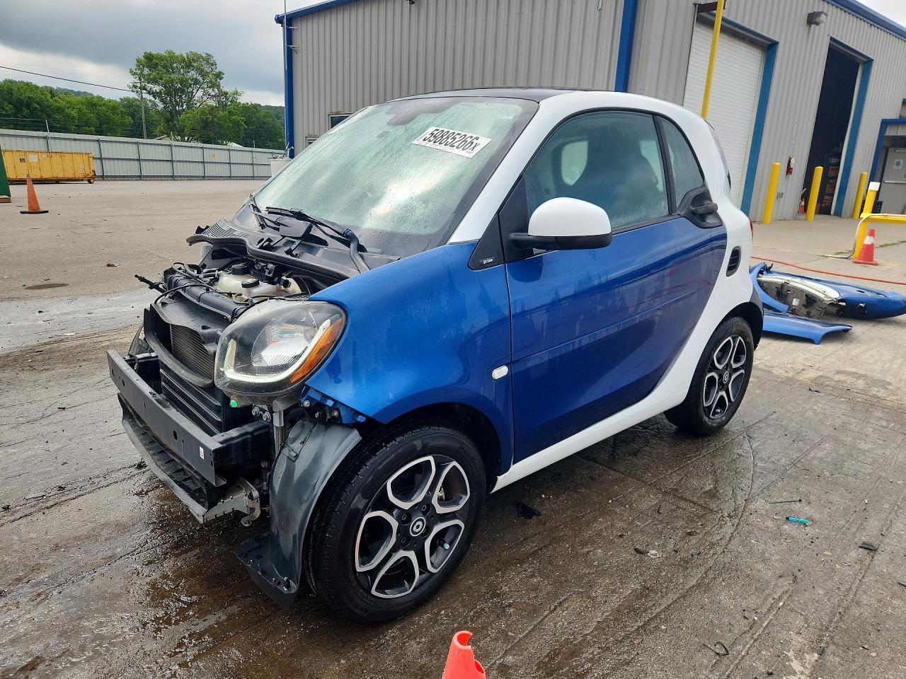 2016 Smart fortwo Passion, VIN WMEFJ5DA5GK070052 — Front end