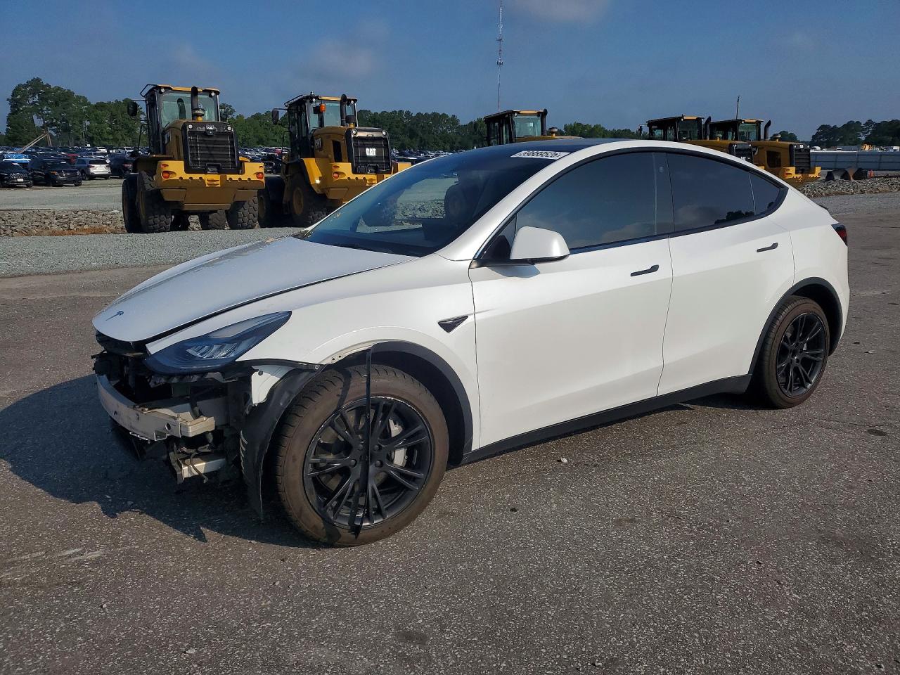 2021 Tesla Model Y Long Range, VIN 5YJYGDEE8MF185027 — Front end