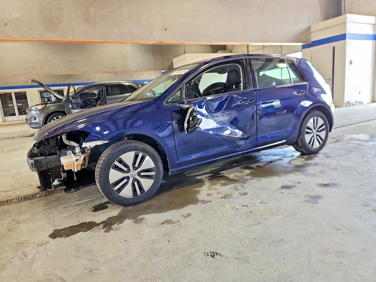 2019 Volkswagen Golf SE, VIN WVWKR7AU1KW910684 — Side