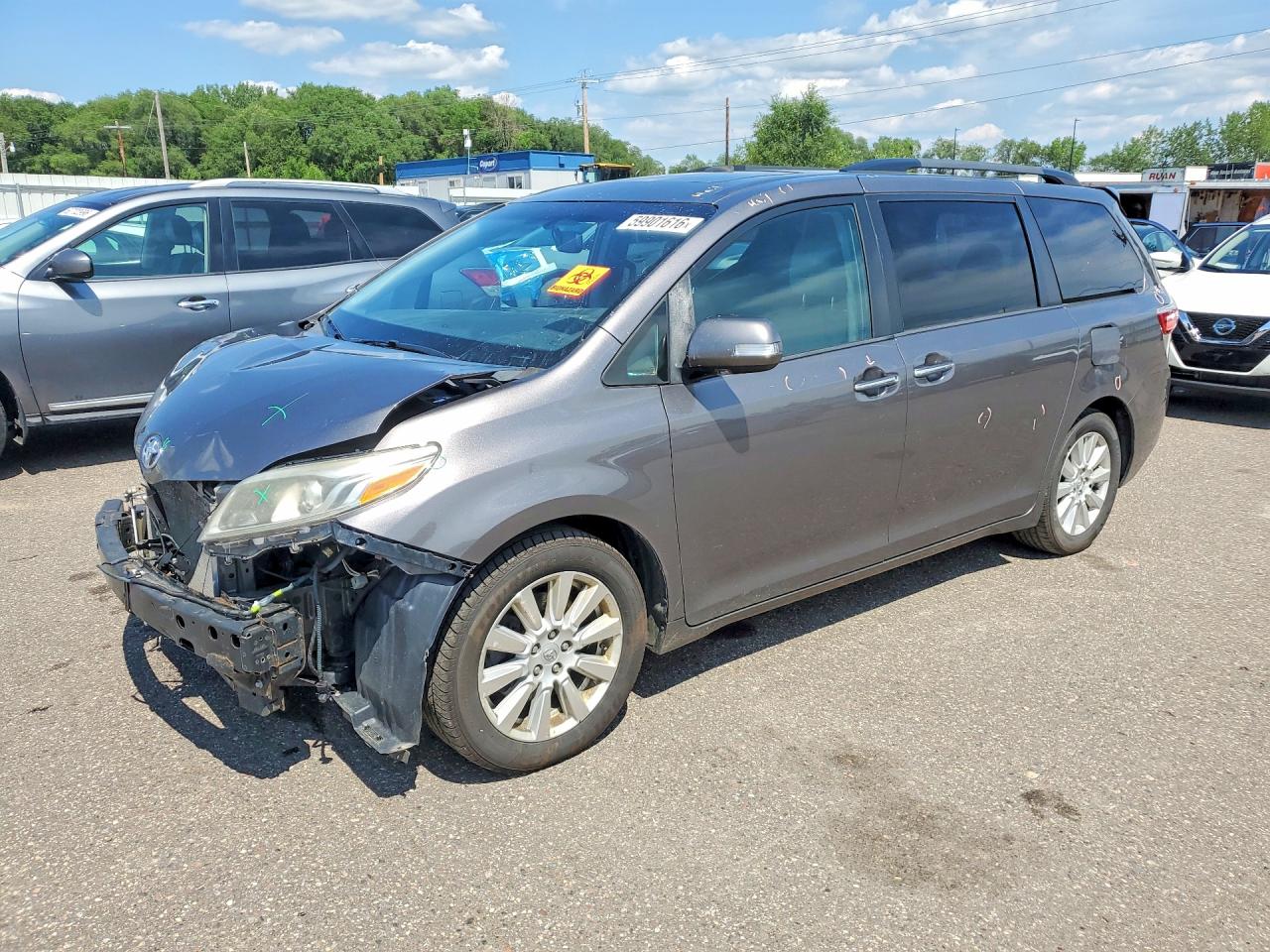 2017 Toyota Sienna XLE Premium, VIN 5TDYZ3DC2HS803514 — Front end