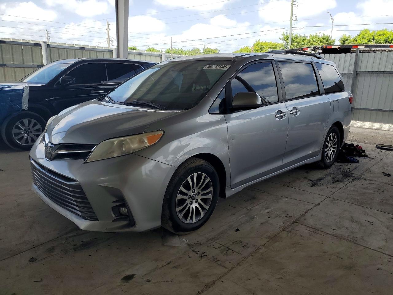2018 Toyota Sienna XLE, VIN 5TDYZ3DC2JS905000 — Minor dents and scratches