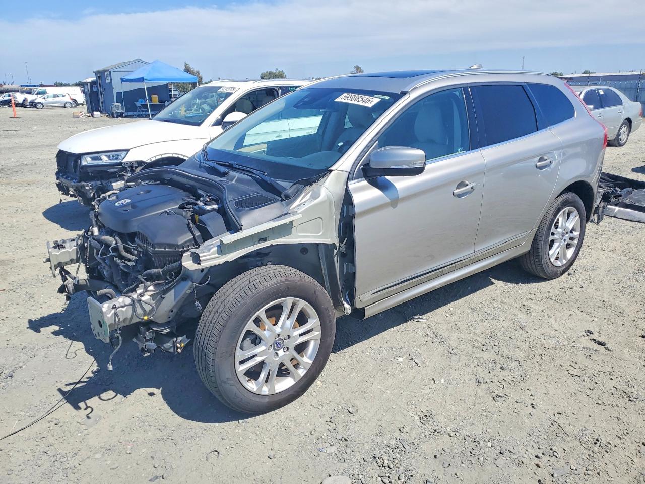 2015 Volvo XC60, VIN YV426MDC1F2616691 — Front end