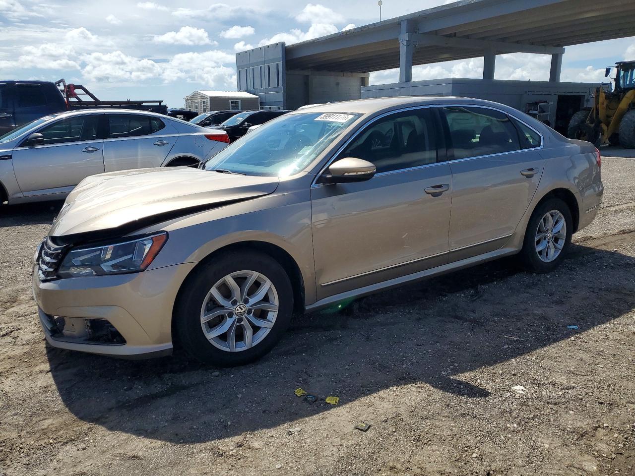 2016 Volkswagen Passat S, VIN 1VWAT7A31GC060260 — Перед