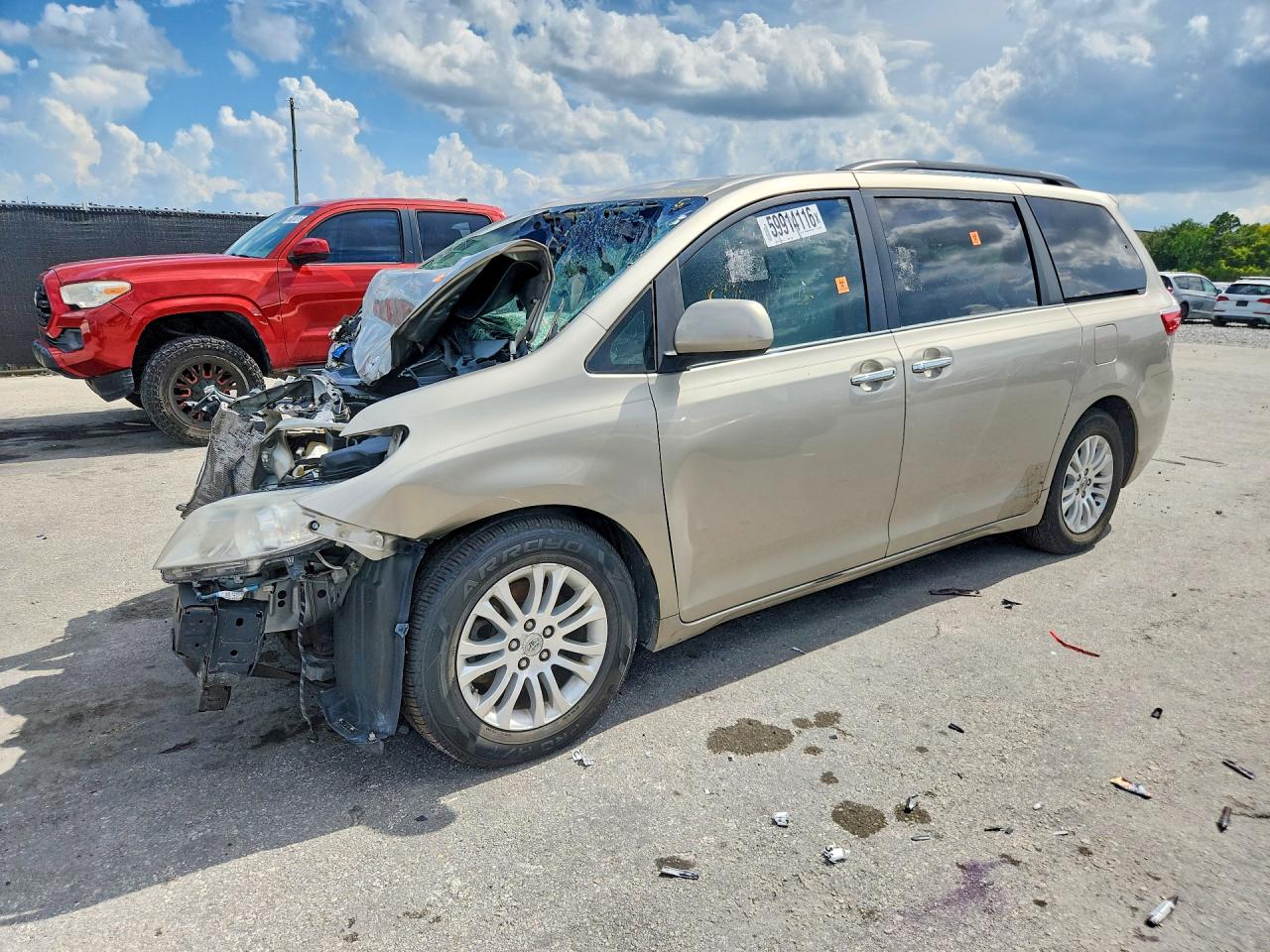 2015 Toyota Sienna XLE Premium, VIN 5TDYK3DC9FS662099 — Front end