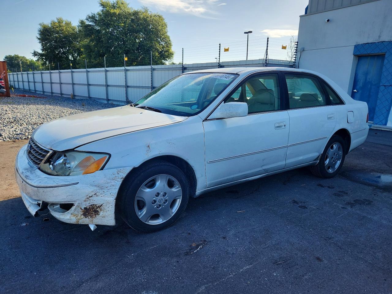2004 Toyota Avalon XLS, VIN 4T1BF28B84U368509 — Front end