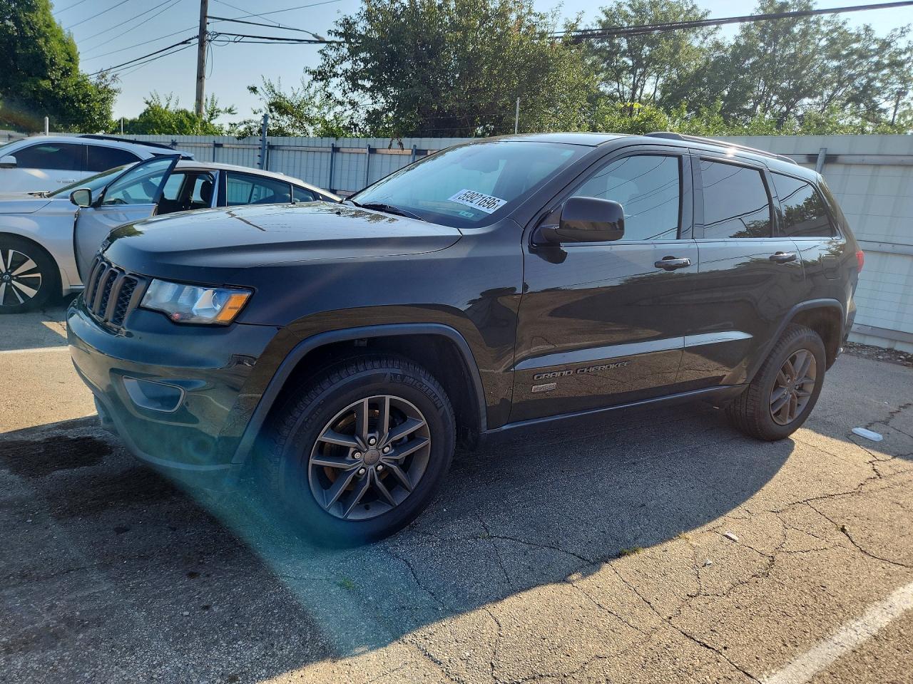 2016 Jeep Grand Cherokee Laredo, VIN 1C4RJEAG7GC392609 — Minor dents and scratches
