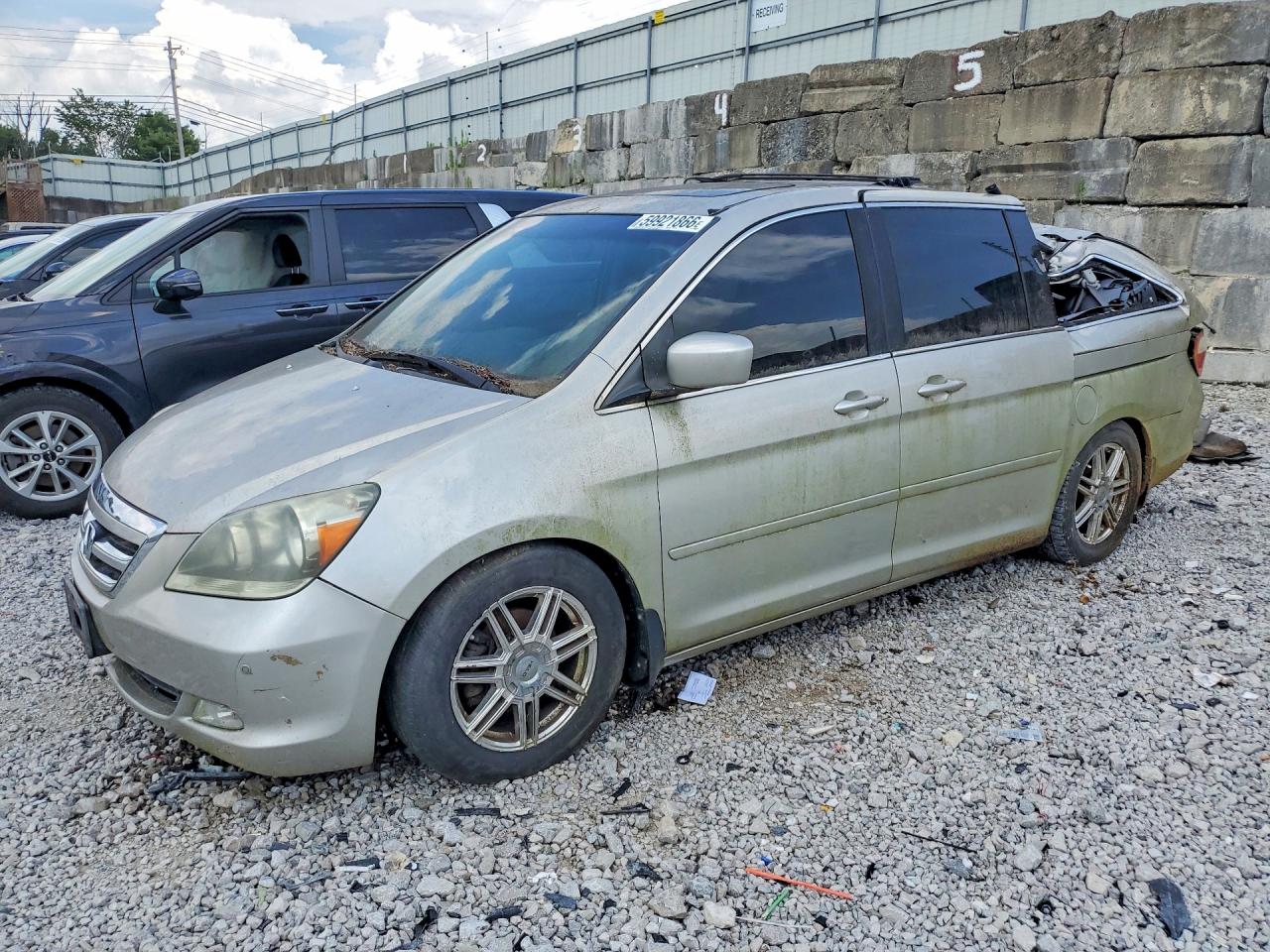 2005 Honda Odyssey Touring, VIN 5FNRL38875B039607 — Roof