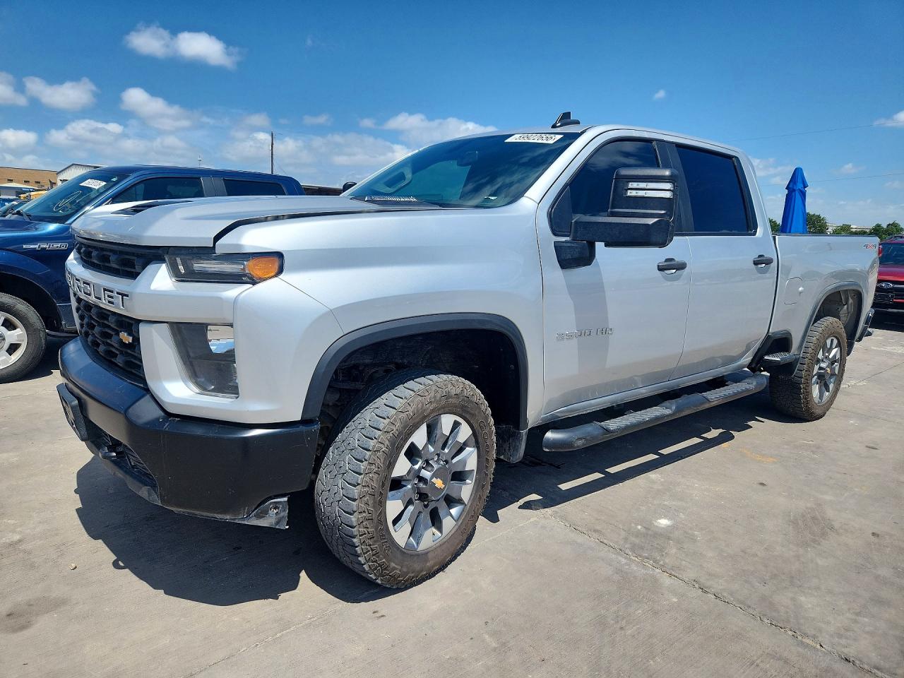2023 Chevrolet Silverado 2500HD Custom, VIN 2GC4YMEY1P1727436 — Бок