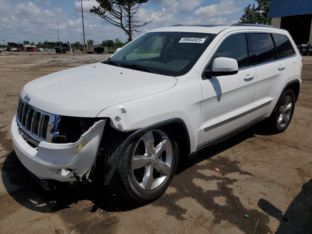 2013 Jeep Grand Cherokee Laredo, VIN 1C4RJFAG2DC549481 — Front end