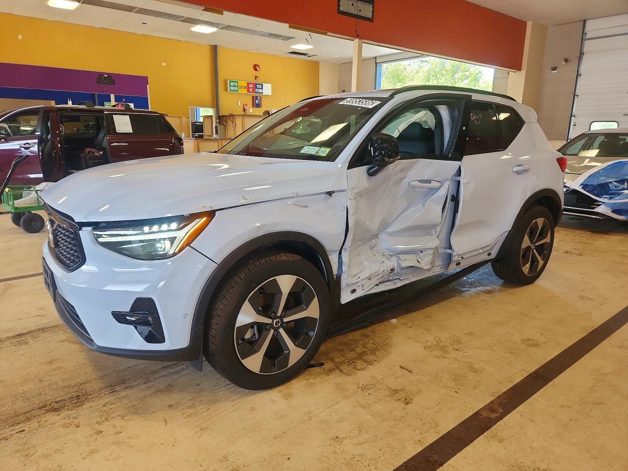 2026 Volvo XC40 Plus, VIN YV4L12UC5T2807419 — Бок