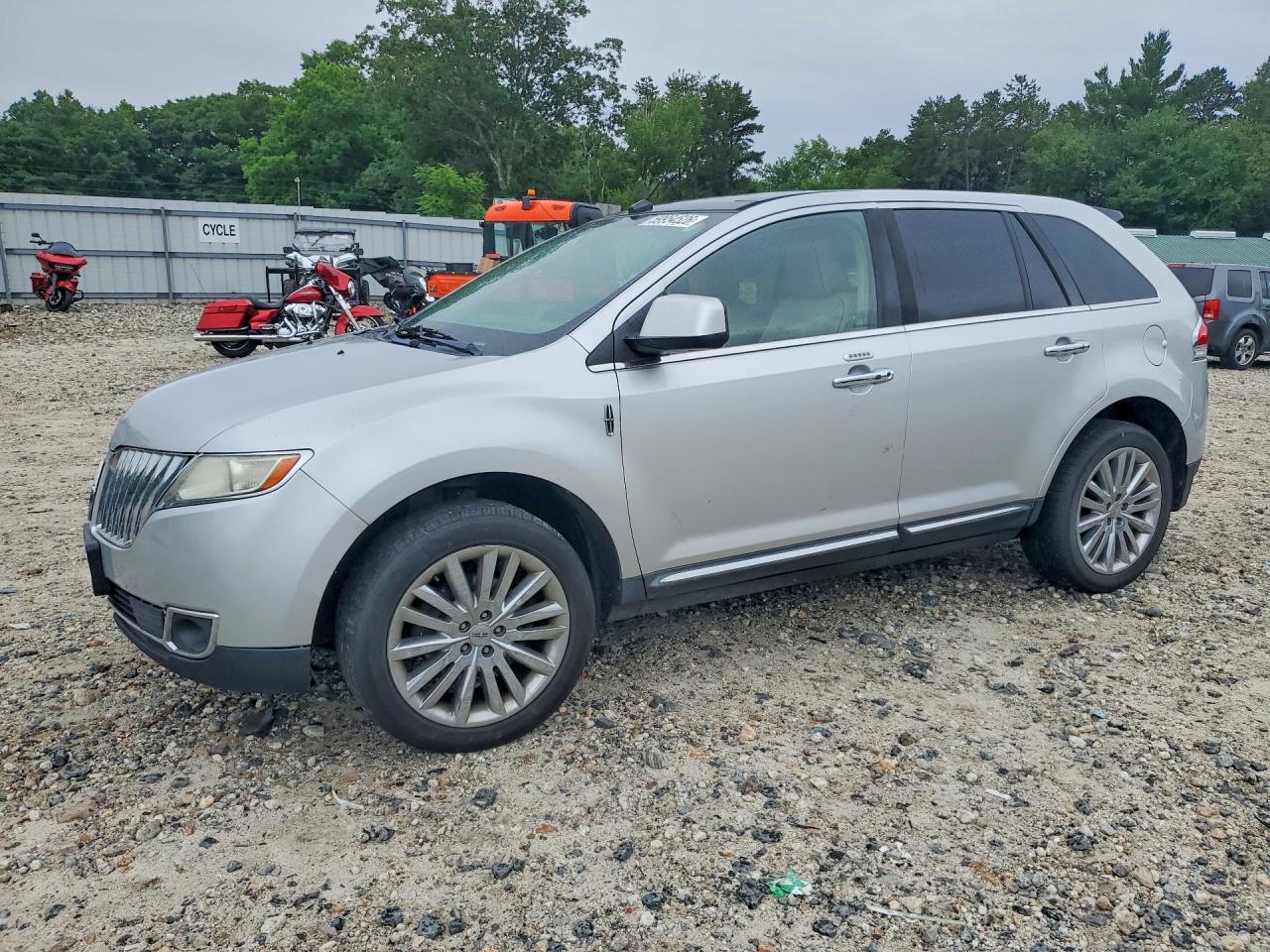 2011 Lincoln MKX, VIN 2LMDJ8JK4BBJ09768 — Front end