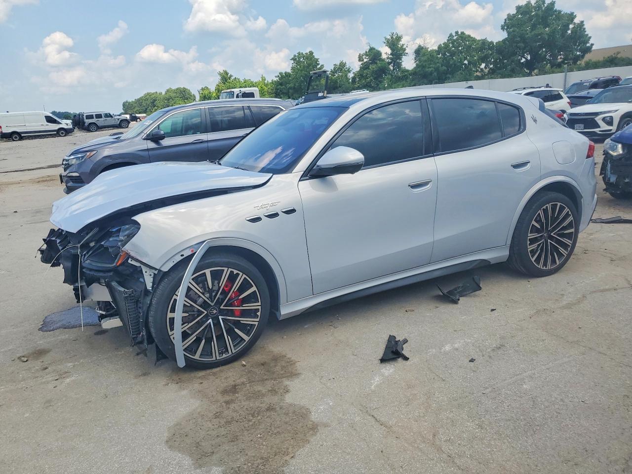 2023 Maserati Grecale, VIN ZN682CVT6P7438264 — Перед