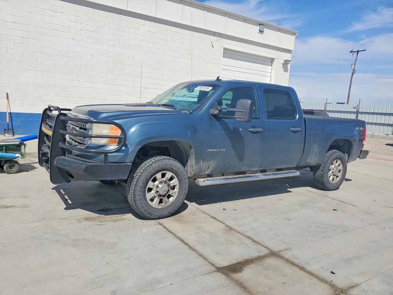 2013 GMC Sierra 3500HD SLE, VIN 1GT423C85DF114173 — Vandalism