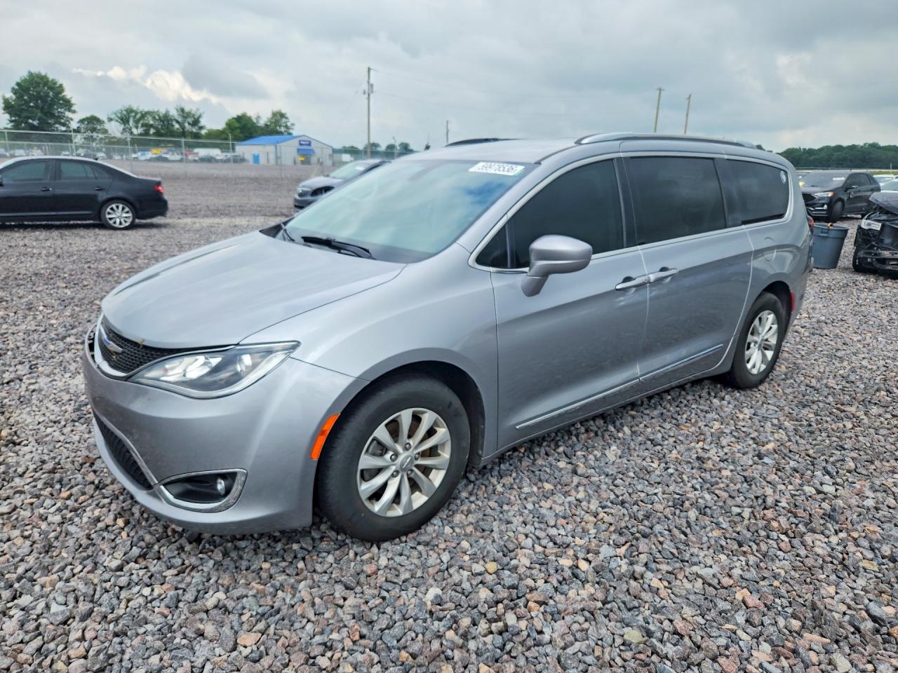 2019 Chrysler Pacifica Touring L, VIN 2C4RC1BG5KR561219 — Перед