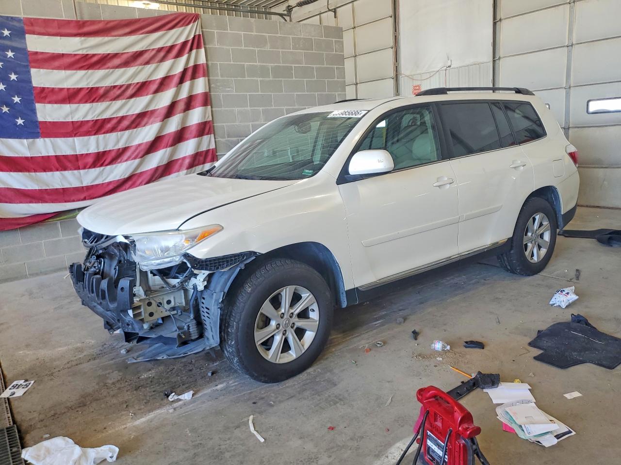 2013 Toyota Highlander SE, VIN 5TDBK3EH5DS229988 — Front end