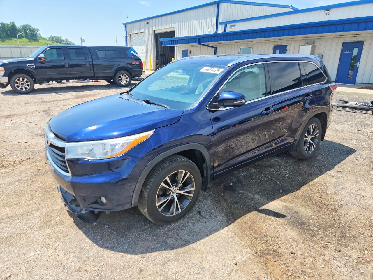 2016 Toyota Highlander XLE, VIN 5TDJKRFH3GS232289 — Front end