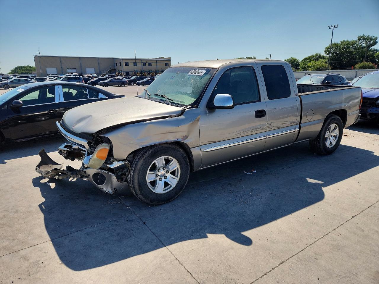 2002 GMC Sierra 1500 SLE, VIN 2GTEC19V421130033 — Front end