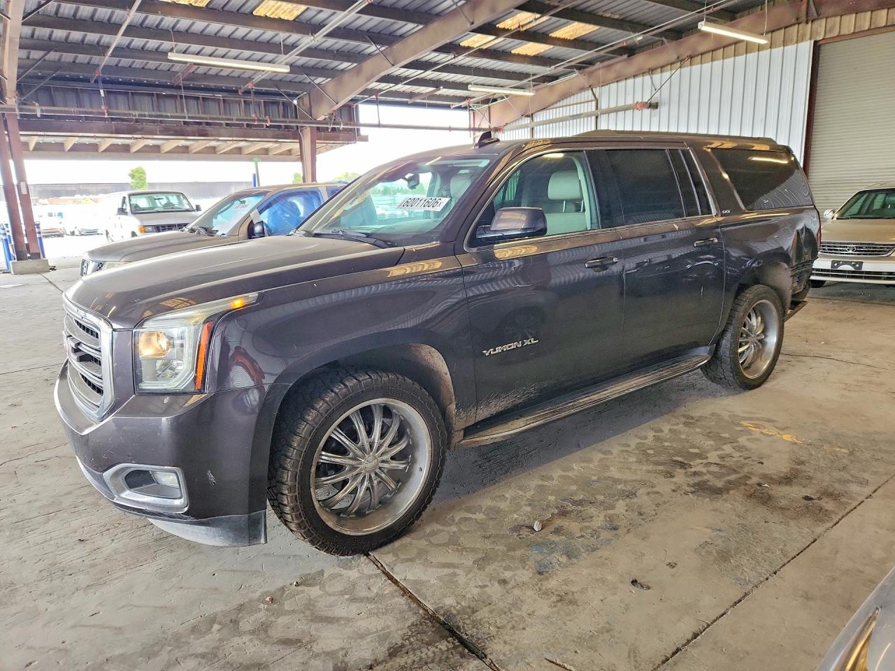 2017 GMC Yukon XL SLT, VIN 1GKS2GKC1HR324637 — Rear end