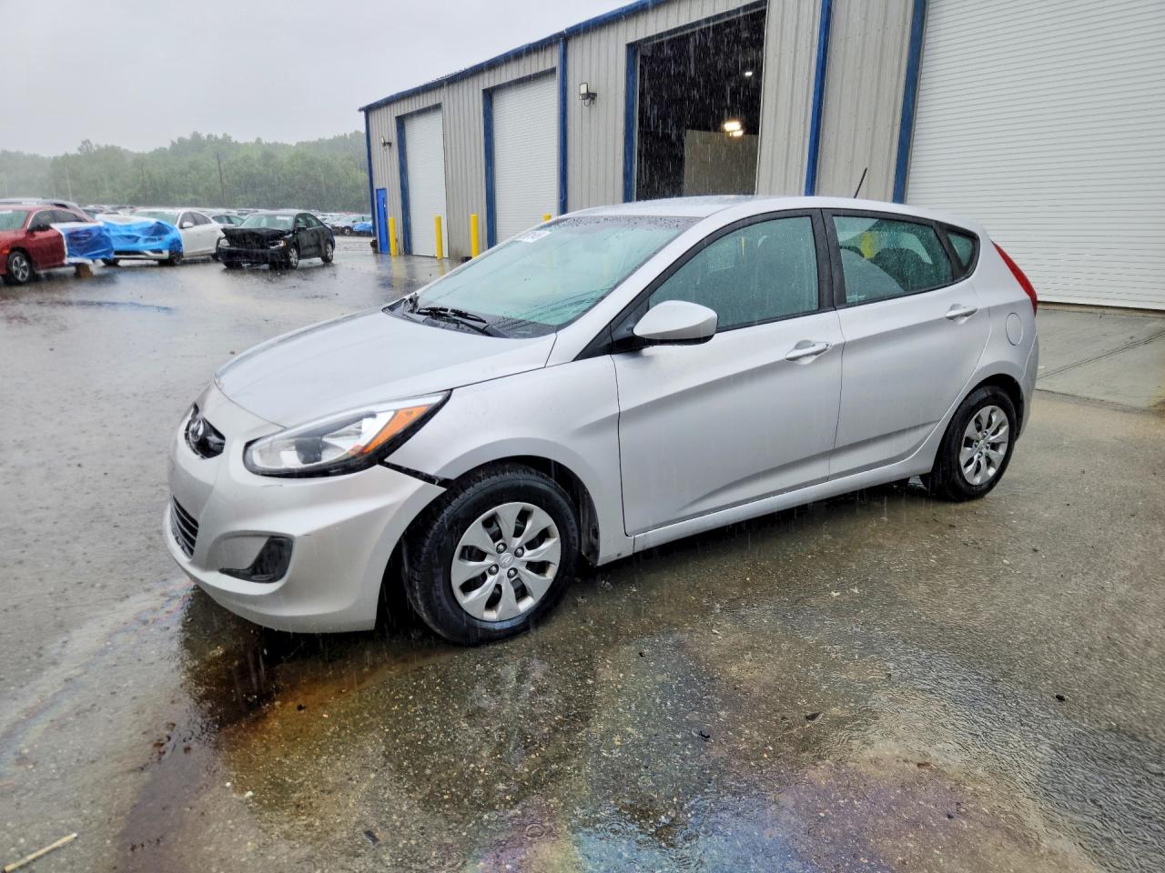 2017 Hyundai Accent SE, VIN KMHCT5AE1HU348773 — Бок