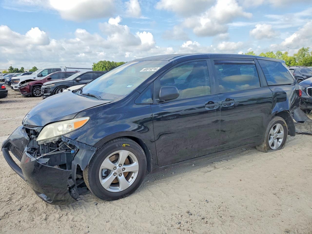 2015 Toyota Sienna L, VIN 5TDZK3DCXFS528058 — Rear end