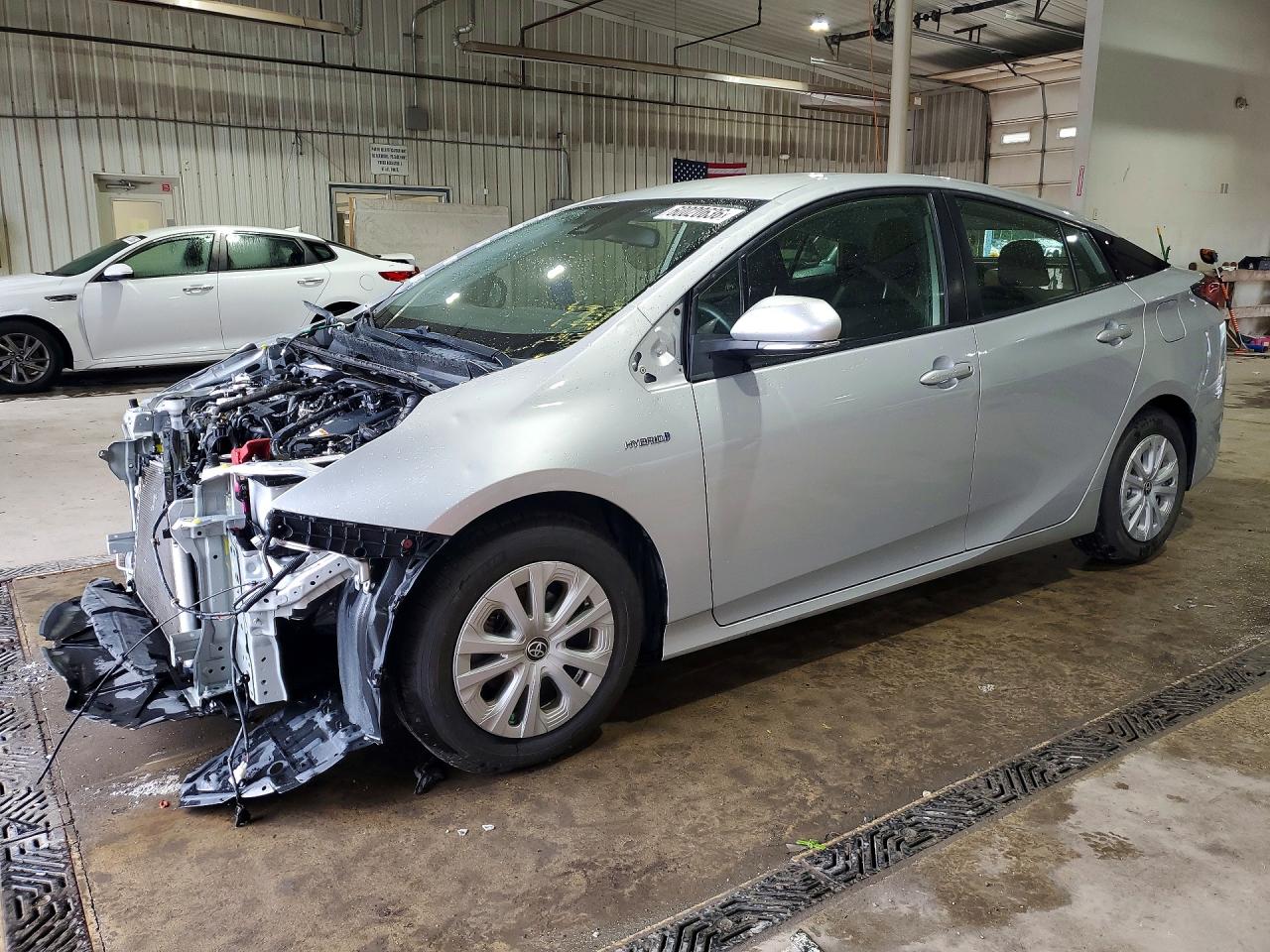 2022 Toyota Prius Limited, VIN JTDKAMFU0N3154625 — Перед