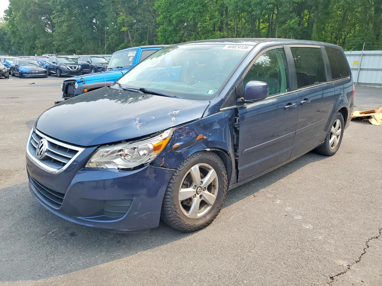 2009 Volkswagen Routan SEL, VIN 2V8HW54X59R608545 — Front end