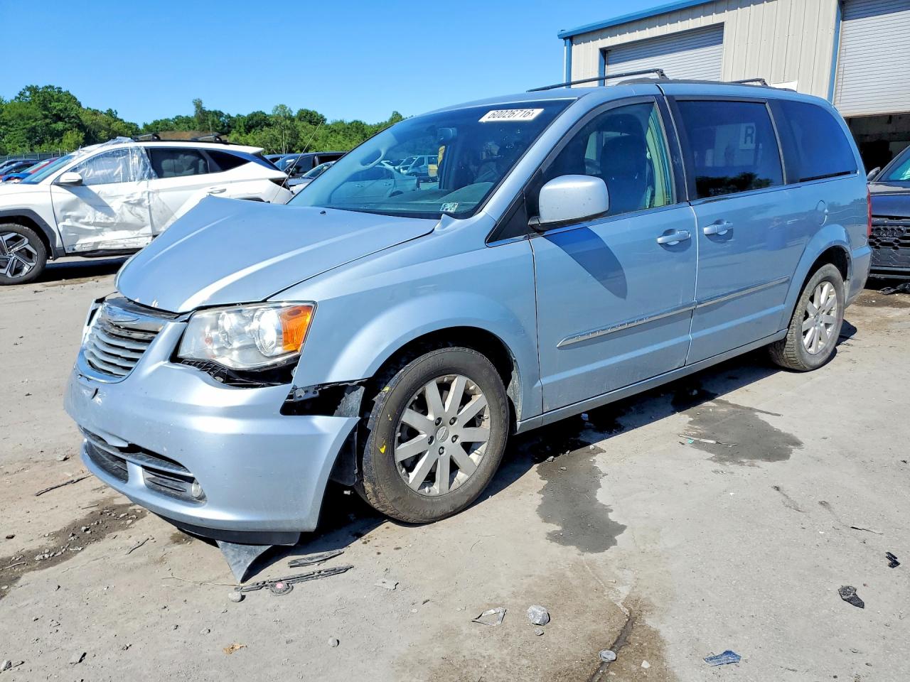 2016 Chrysler Town & Country Touring, VIN 2C4RC1BG7GR239723 — Front end