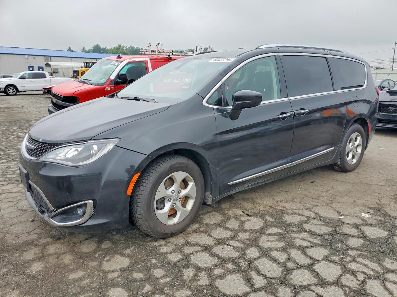 2017 Chrysler Pacifica Touring L Plus, VIN 2C4RC1EG6HR759733 — Front end