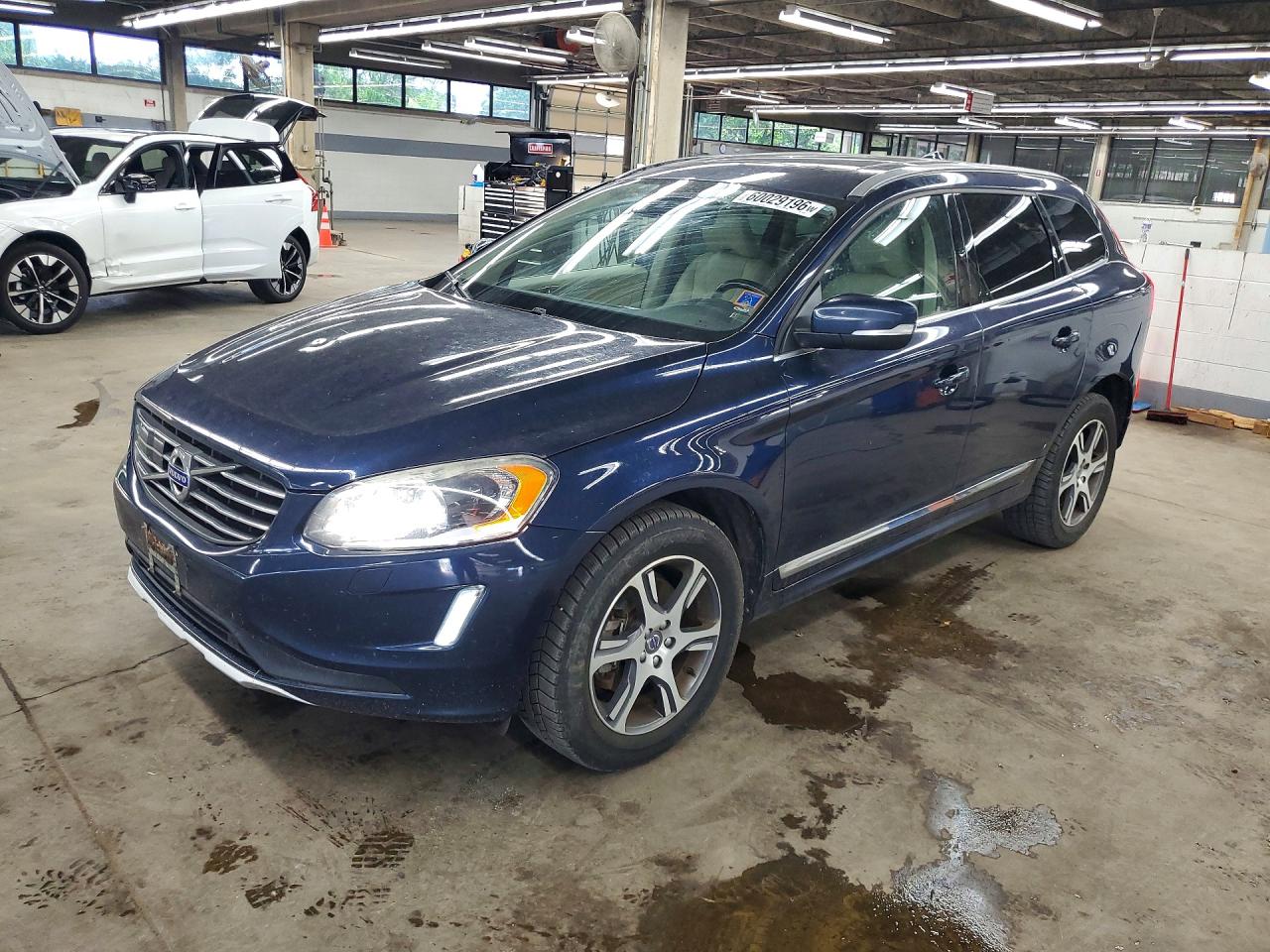 2015 Volvo XC60 T6 Platinum, VIN YV4902RM7F2734914 — Minor dents and scratches