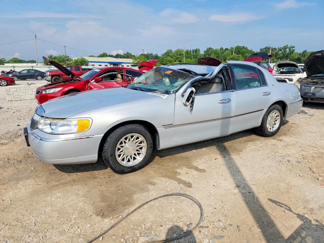 1998 Lincoln Town Car Cartier, VIN 1LNFM83W6WY630754 — Крыша