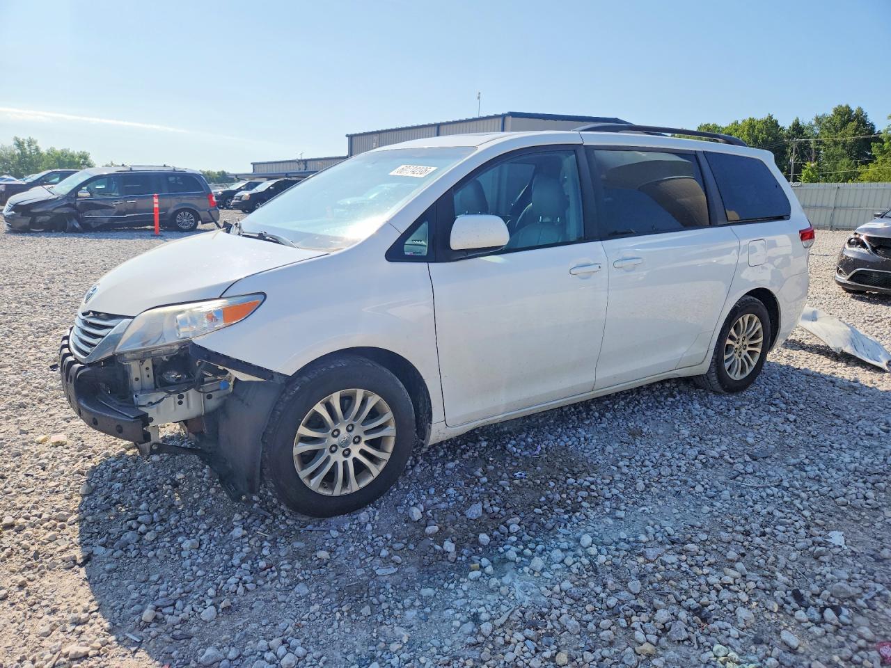 2014 Toyota Sienna XLE, VIN 5TDYK3DC6ES421325 — Front end