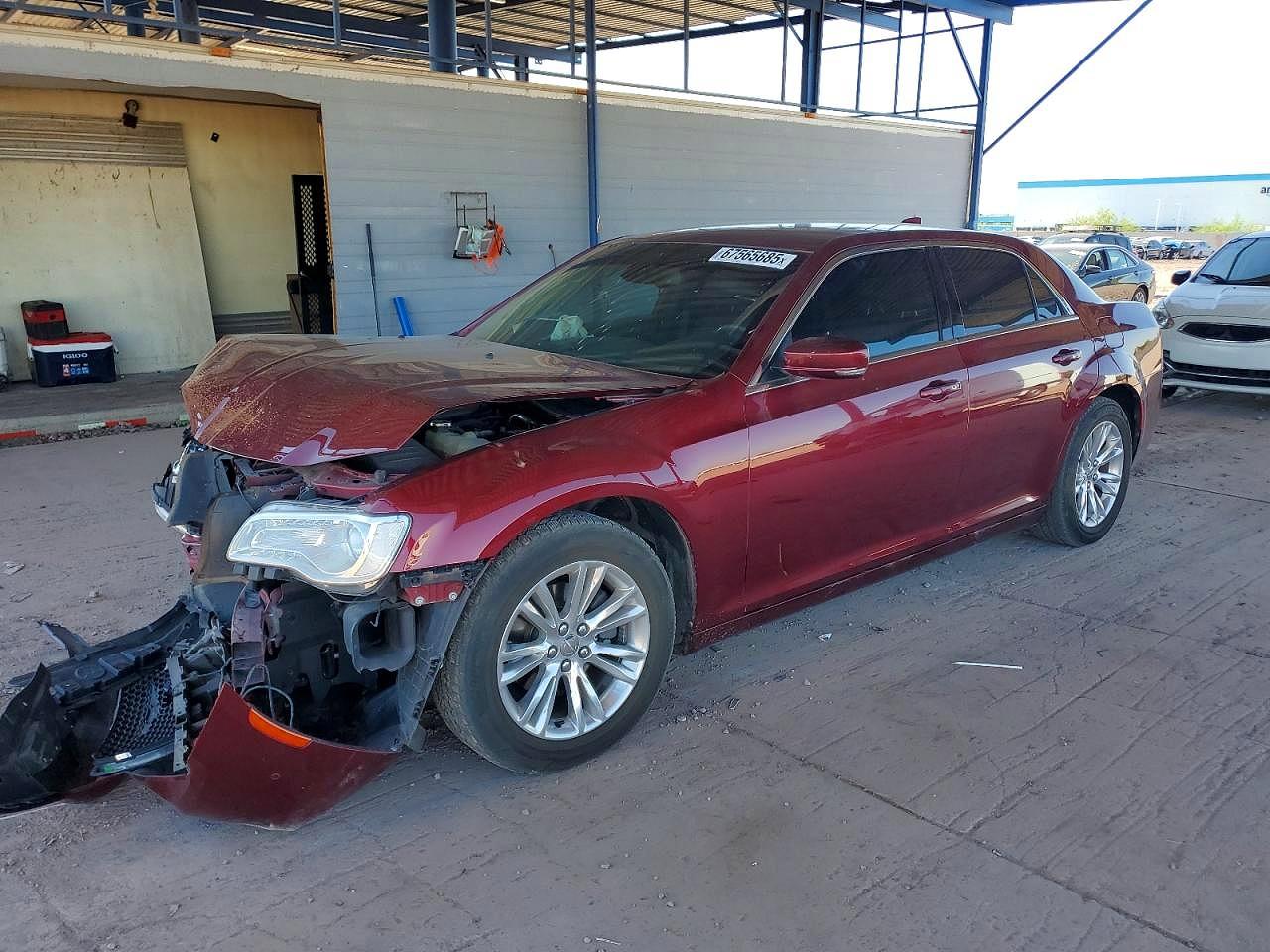 2021 Chrysler 300 Touring L, VIN 2C3CCAAG2MH509177 — Перед