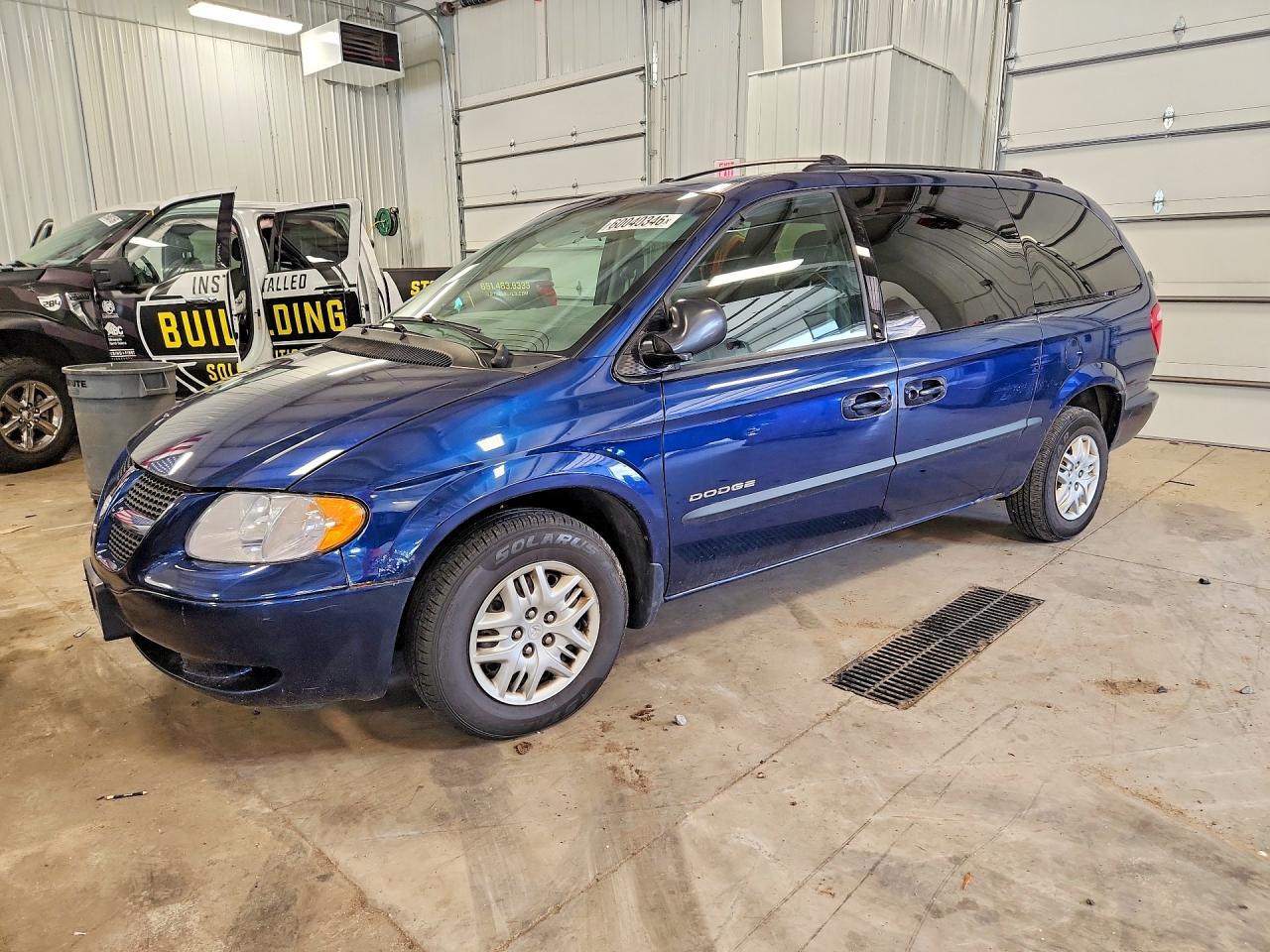 2001 Dodge Caravan Sport, VIN 2B4GP44381R403329 — Перед