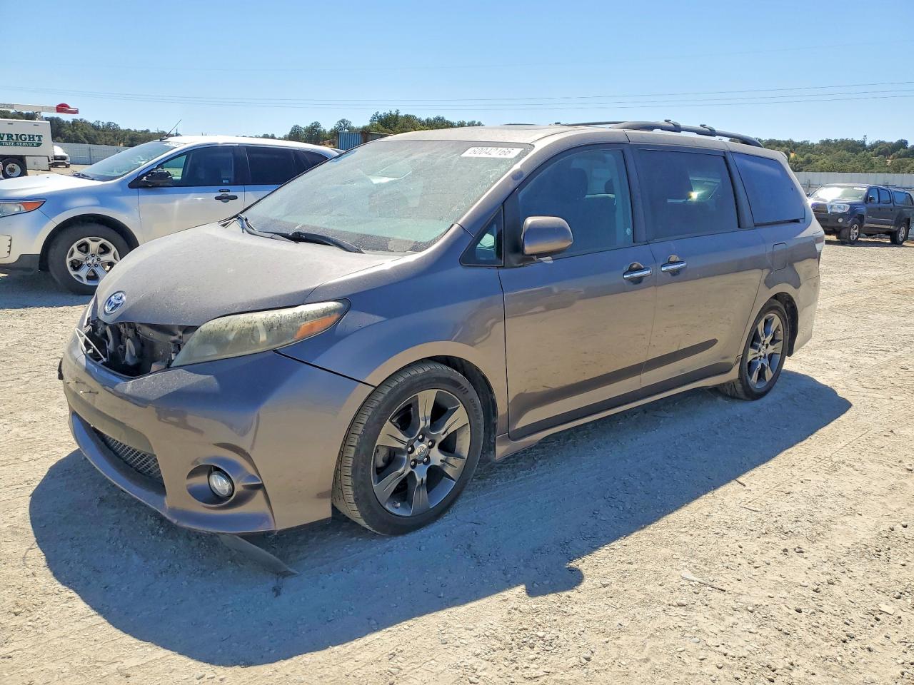 2015 Toyota Sienna SE, VIN 5TDXK3DC1FS613829 — Front end